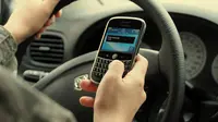 Sebuah riset terbaru menunjukkan bahwa bermain ponsel saat mengemudi meningkatkan risiko kecelakaan hampir dua kali lipat. 