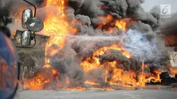 Api membakar gudang di Jalan Kampung Bandan, Ancol, Jakarta Utara, Kamis (5/7). Kebakaran terjadi pada pukul 13.25 WIB. (Liputan6.com/Faizal Fanani