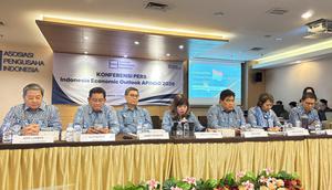 Ketua Umum Asosiasi Pengusaha Indonesia (Apindo) Shinta Kamdani dalam Konferensi pers Indonesia Economic Outlook Apindo 2026, di Permata Kuningan Jakarta, Senin (8/12/2025). (Liputan6.com/Tira)