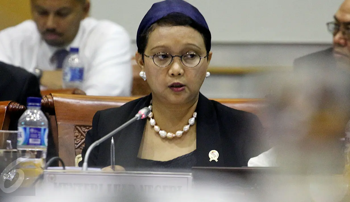Menteri Luar Negeri (Menlu) Retno Lestari Marsudi melakukan Rapat Kerja (Raker) dengan Komisi I DPR RI, di Kompleks Parlemen Senayan, Jakarta, (9/2). Raker tersebut membahas Anggaran Kemenlu RI dalam ABPN 2016. (Liputan6.com/JohanTallo)