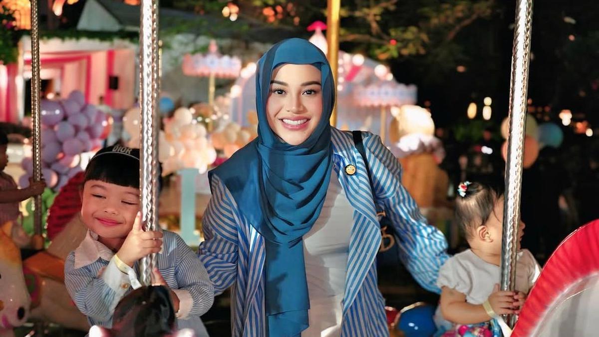 4 Inspirasi Model Hijab Ala Aurel Hermansyah, Bisa Bikin Penampilan Lebaranmu Makin Elegan