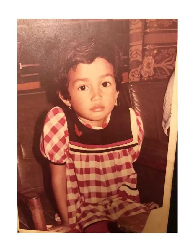 6 Potret Masa Kecil Ussy Sulistiawaty, Gayanya saat SD Curi Perhatian