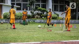 Para pemain Tim Macan Amputasian mengenakan masker untuk mencegah penularan COVID-19 saat berlatih di Jakarta, Sabtu (28/11/2020). Latihan tersebut dilakukan dalam rangka persiapan Piala Gubernur DKI tahun 2021 (Liputan6.com/Faizal Fanani)