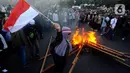 Aparat kepolisian terlihat berjaga di sekitar lokasi ban dibakar. (merdeka.com/Arie Basuki)
