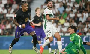 Penyerang asal Brasil milik Barcelona bernomor punggung 11, Raphinha, merayakan gol ketiga timnya dalam pertandingan Liga Spanyol antara Elche CF dan FC Barcelona di Stadion Martinez Valero, Elche, pada 24 Agustus 2026. (JOSE JORDAN/AFP)