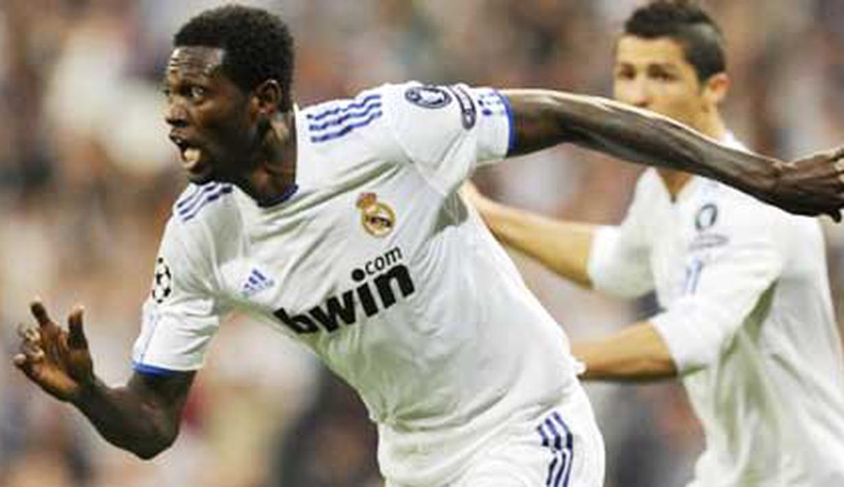 Kegembiraan striker Real Madrid Emmanuel Adebayor seusai menjebol gawang Tottenham Hotspur di leg pertama perempat final Liga Champions di Santiago Bernabeu, 5 April 2011. Madrid unggul 4-0. AFP PHOTO / JAVIER SORIANO