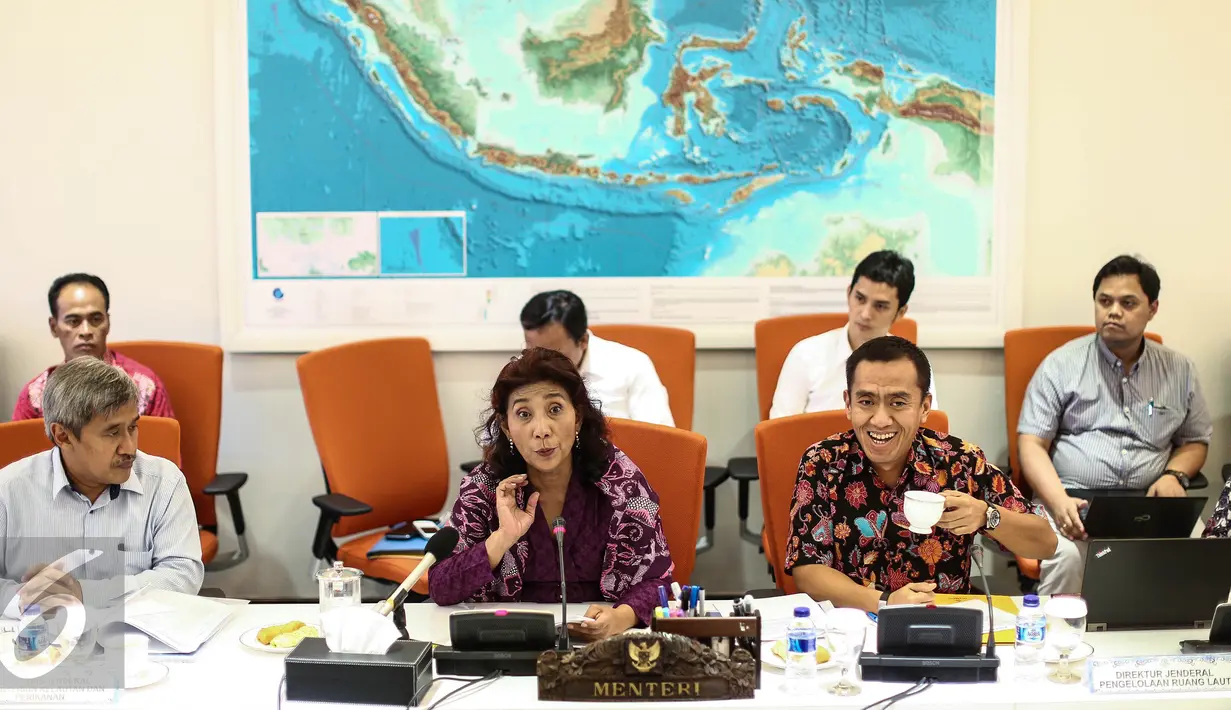 Menteri Kelautan dan Perikanan, Susi Pudjiastuti memberikan keterangan terkait Reklamasi Teluk Benoa, Percepatan Pembangunan Natuna dan info terbaru kebijakan Kementerian Kelautan dan Perikanan, Jakarta, Selasa (26/7). (Liputan6.com/Faizal Fanani)