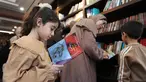 Seorang gadis pengungsi Palestina membaca buku di perpustakaan Al-Ankaa (Phoenix), perpustakaan pertama yang dibuka sejak gencatan senjata di Jalur Gaza yang berisi buku-buku yang diselamatkan dari perpustakaan yang hancur selama perang Israel-Hamas, di lingkungan Rimal, Kota Gaza pada Selasa 21 April 2026. Di tengah kesepakatan gencatan senjata antara Israel dan Hamas, beberapa pengungsi Palestisna menyempatkan meluangkan waktu mendatangi dan membaca buku-buku di perpustakaan Al-Ankaa atau Phoenix Library. (Omar AL-QATTAA/AFP)