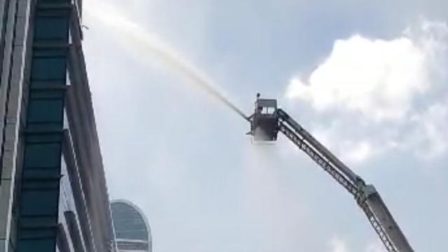 Kebakaran terjadi di lantai 7 Menara K-Link Jakarta, Jalan Gatot Subroto, Setiabudi, Jakarta Selatan, Sabtu (15/7/2023) pagi.