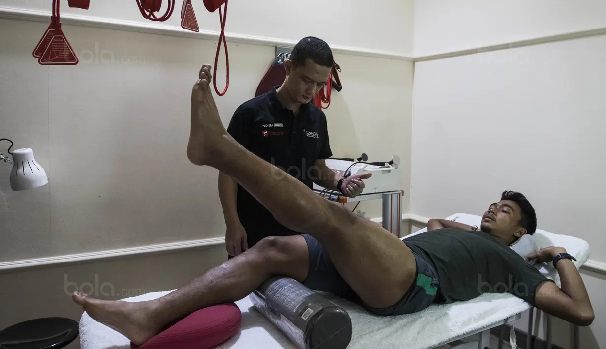 Bek Timnas Indonesia U-22, Bagas Adi Nugroho, menjalani terapi pemulihan di Cardea, Jakarta, Senin (31/7/2017). Lutut kiri dari pemain Arema FC ini mengalami cedera usai melakukan tekel pada kualifikasi Piala Asia U-23. (Bola.com/Vitalis Yogi Trisna)