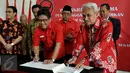 Sekjen PDI Perjuangan Hasto Kristiyanto dan Ketua Dewan Pembina Yayasan Sekolah Tinggi Ilmu Pemerintahan Abdi Negara (STIPAN), Ermaya Suradinata saat penandatangan kerjasama di Jakarta, Jumat (31/7/2015). (Liputan6.com/Johan Tallo)