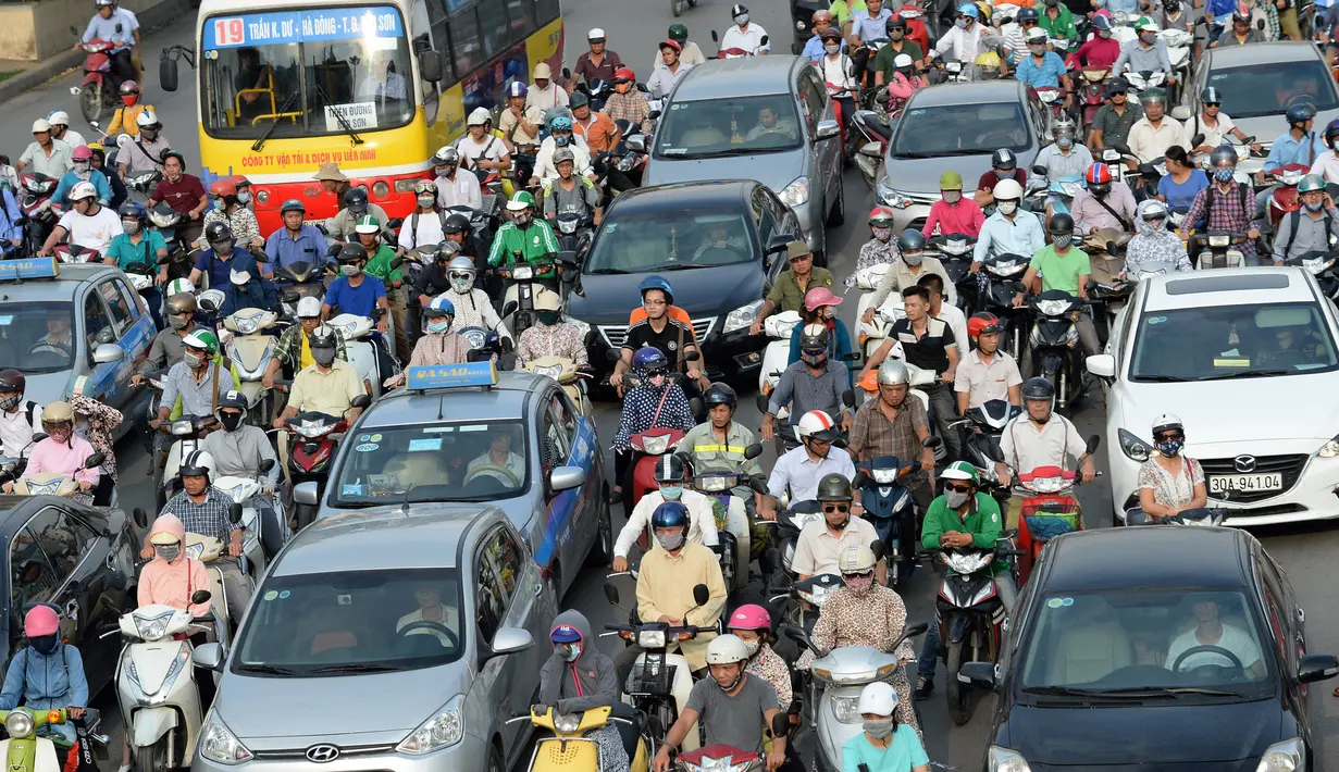 Para pengendara motor mendominasi pada jam sibuk di sebuah jalan di ibu kota Vietnam, 4 Juli 2017. Sejumlah kalangan menyebut buruknya emisi gas buang dari motor menyebabkan polusi udara di Hanoi dan kian parahnya kemacetan. (AFP PHOTO/HOANG DINH Nam)