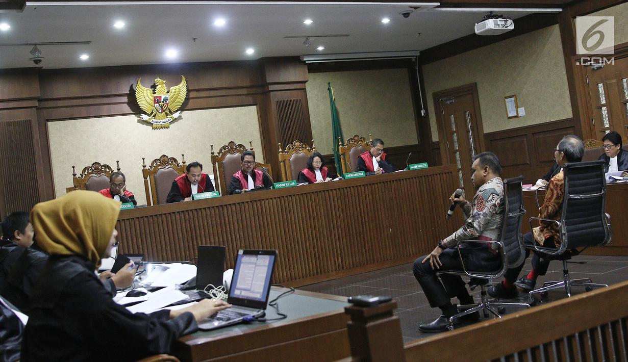 Suasana sidang kasus korupsi E-KTP Irvanto Hendra Pambudi Cahyo dan Made Oka Masagung menjalani sidang lanjutan di Pengadilan Tipikor, Jakarta, Selasa (23/10). (Liputan6.com/Herman Zakharia)