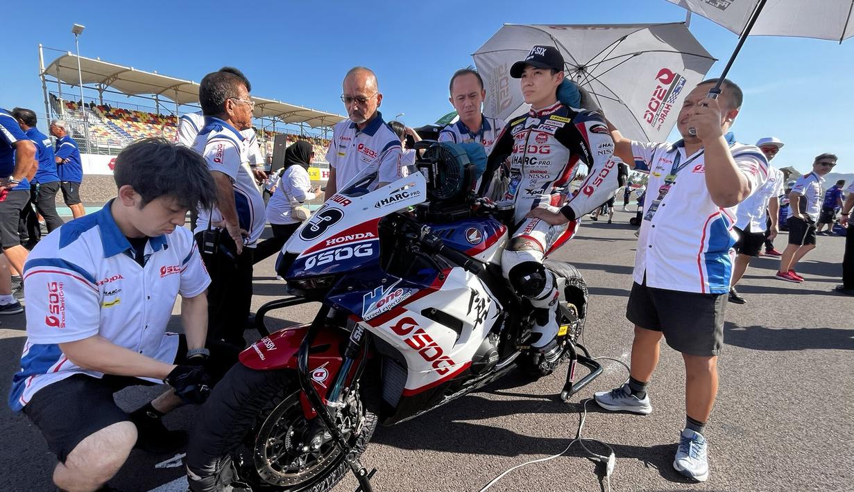 Pembalap SDG MS Harc-Pro.Honda.Ph, Haruki Noguchi, berisap di lintasan untuk mengikuti balapan pertama pada kelas ASB1000 ARRC Mandalika 2023 di Sirkuit Mandalika, Lombok, Sabtu (12/08/2023). (Twitter/@SdgMSOfficial)