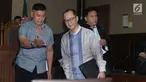 Mantan Kepala BPPN, Syafruddin Arsyad Temenggung (tengah) usai menjalani sidang pembacaan dakwaan di Pengadilan Tipikor Jakarta, Senin (14/5). Syafruddin merupakan tersangka kasus penerbitan SKL dalam BLBI kepada BDNI. (Liputan6.com/Helmi Fithriansyah)