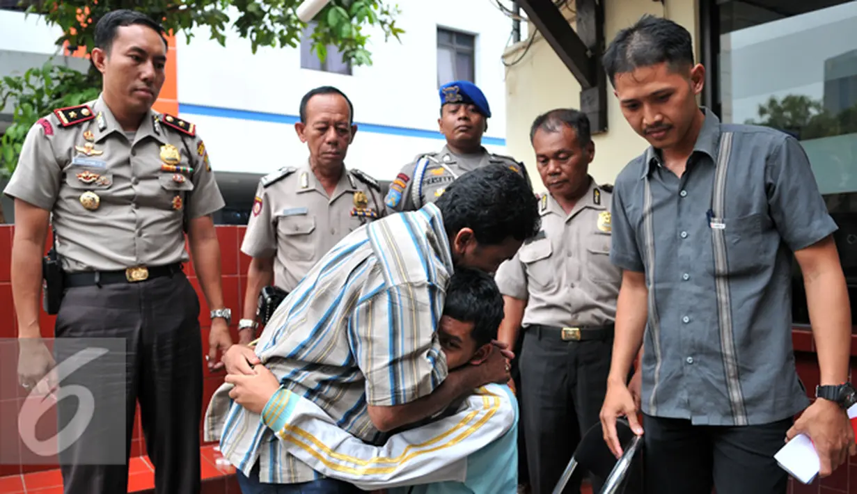 Orangtua bocah DJS (16) asal Situbondo langsung memeluk anaknya saat dipertemukan oleh pihak Kepolisian Polsek Mampang, Jakarta, Rabu (20/1/2016). (Liputan6.com/Yoppy Renato)