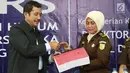Kepala Kanwil DJP Jakarta Selatan I Sakli Anggoro (kiri) menyerahkan berkas tersangka kasus tindak pidana perpajakan kepada Kasi Penuntutan Kejaksaan Negeri Jakarta Selatan Ery Sarifah di Jakarta, Rabu (2/8). (Liputan6.com/Immanuel Antonius)