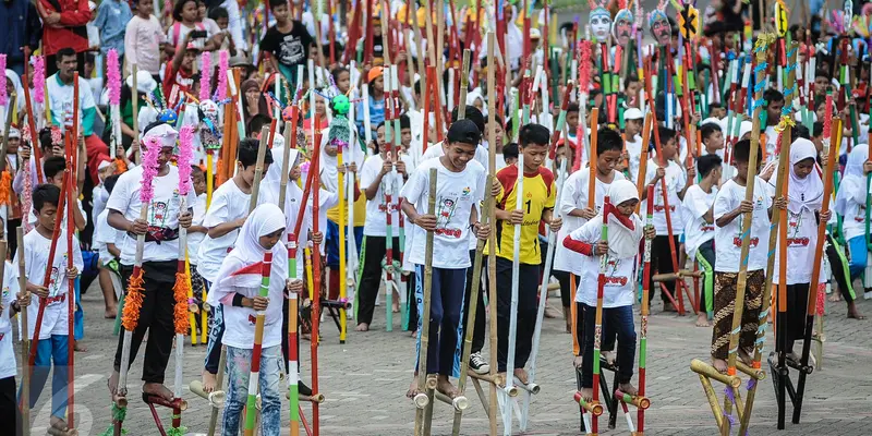 20161008-Ribuan Anak Ramaikan Pecahkan Rekor Egrang Dunia-Jakarta