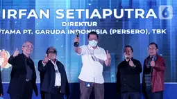 Dirut Garuda Indonesia Irfan Setiaputra (baju putih) menerima penghargaan BUMN Branding & Marketing Award 2020 di Jakarta, Kamis (05/11/2020). Garuda Indonesia juga meraih The Best Overall The Best Branding, Global Branding Marcomm, dan Digital Marketing dan Brand Identity. (Liputan6.com/Pool)