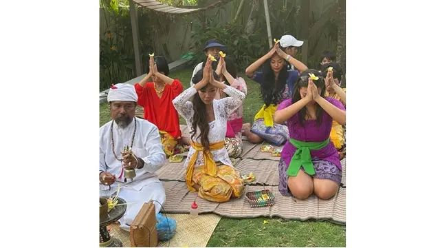 7 Momen Shanty Paredes Jalani Upacara Melaspas untuk Rumah Barunya di Bali