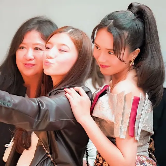 Dukung Sahabat, Ini 6 Potret Cassandra Lee di Gala Premiere Film Baru Beby Tsabina