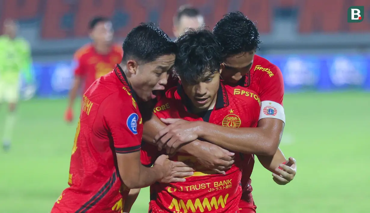 Pemain Persija Jakarta merayakan gol nan dicetak oleh Ryo Matsumura ke gawang PSIS Semarang pada laga pekan ke-25 BRI Liga 1 2024/2025 di Indomilk Arena, Rabu (05/03/2025) malam WIB. (Bola.com/M Iqbal Ichsan)