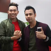 Punya pengalaman sebagai host musik, Raffi Ahmad tak segan berbagi dengan Alfian Kadang.