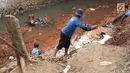 Suasana saat Pasukan Biru  Dinas Sumber Daya Air Jaksel memperbaiki turap di tepi Ruang Publik Terpadu Ramah Anak (RPTRA) Tiga Durian, Jakarta, Kamis, (22/2). Perbaikan dilakukan usai longsor pekan lalu, Kamis (15/2). (Liputan6.com/Immanuel Antonius)
