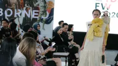 Model menampilkan rancangan busana saat Road to Indonesia Fashion Week 2020 di kawasan Hutan Kota GBK, Jakarta, Rabu (12/2/2020). Asosiasi Perancang dan Pengusaha Mode Indonesia (APPMI) akan menyelenggarakan Indonesia Fashion Week 2020 pada 1-5 April 2020. (Liputan6.com/Faizal Fanani)
