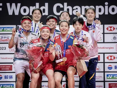 Ganda putri Indonesia, Apriyani Rahayu/Siti Fadia Silva Ramadhanti yang menjadi satu-satunya wakil tanah air pada babak final ajang bulu tangkis BWF World Championship 2023 ditaklukkan wakil China, Chen Qing Chen/Jia Yi Fan di Royal Arena, Copenhagen, Denmark, Minggu (27/8/2023). Apriyani/Siti Fadia kalah dua gim langsung 16-21, 12-21 dalam laga yang berlangsung selama 42 menit. Bagi Chen Qing Chen/Jia Yi Fan, gelar ini menjadi gelar keempat mereka di ajang BWF World Championship. (AFP/Ritzau Scanpix/Mads Claus Rasmussen)