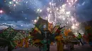 Foto yang diambil pada 29 Oktober 2025 ini menunjukkan para seniman etnis Shan menampilkan tarian tradisional pada hari pembukaan Festival Cahaya Tazaungdaing yang berlangsung selama seminggu di Taunggyi, Negara Bagian Shan di timur laut Myanmar. (Sai Aung MAIN/AFP)