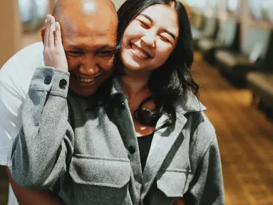 Komika Oki Rengga dan istrinya, Anggi Rantika menikah pada 16 Juli 2021. Bulan ini, mereka merayakan ulang tahun pernikahan yang pertama. (Instagram @okirengga33) - 1