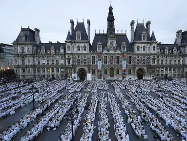 Ribuan orang ikut berpartisipasi dalam "Diner en Blanc" (Dinner in White) di Paris, Kamis (8/6). Diner en Blanc telah memasuki edisi ke-29. (AFP PHOTO / Thomas SAMSON)