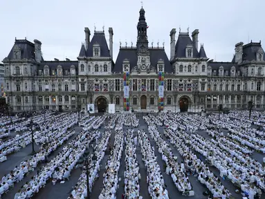 Ribuan orang ikut berpartisipasi dalam "Diner en Blanc" (Dinner in White) di Paris, Kamis (8/6). Diner en Blanc telah memasuki edisi ke-29. (AFP PHOTO / Thomas SAMSON)