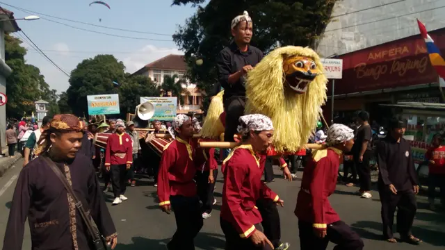 Kesenian sisingaan dalam karnaval pertanian di Garut