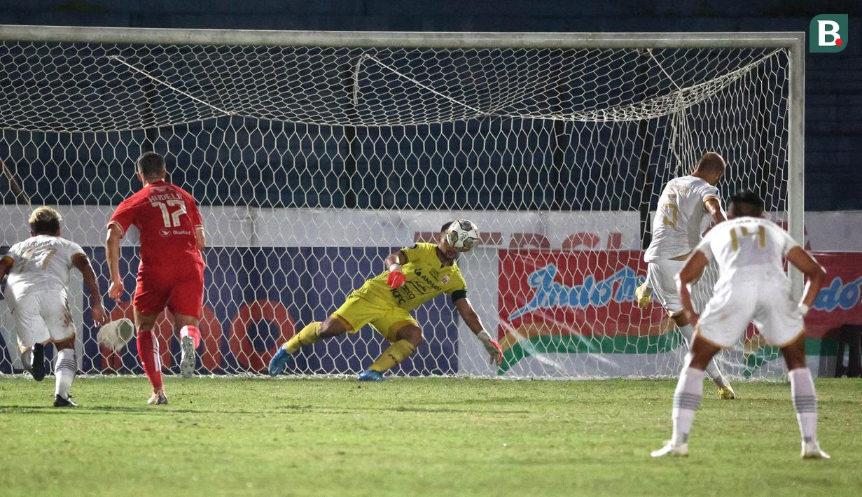 Pemain Dewa United, Risto Mitrevski mencetak gol pertama timnya ke gawang Persija Jakarta melalui eksekusi penalti dalam laga pekan ke-16 BRI Liga 1 2022/2023 di Stadion Sultan Agung, Bantul, Yogyakarta, Selasa (20/12/2022) malam WIB. (Bola.com/Ikhwan Yanuar)