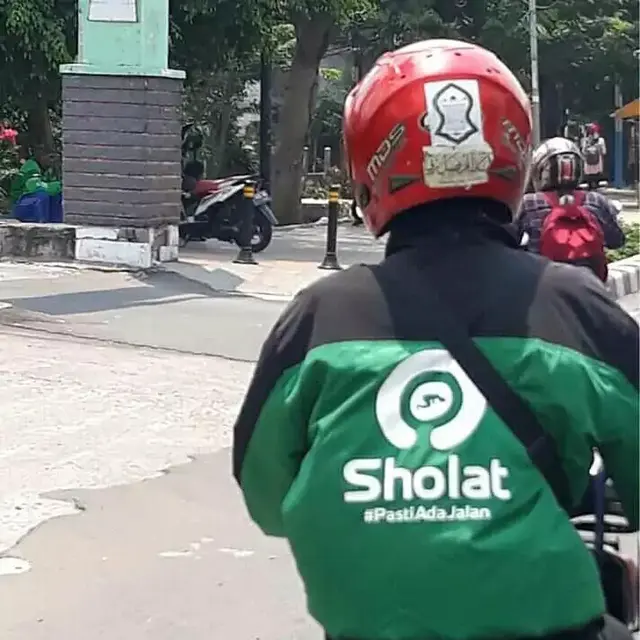 6 Plesetan Merek Jaket Nyeleneh Ini Bikin Senyum Tipis, Tetap Tampil Keren