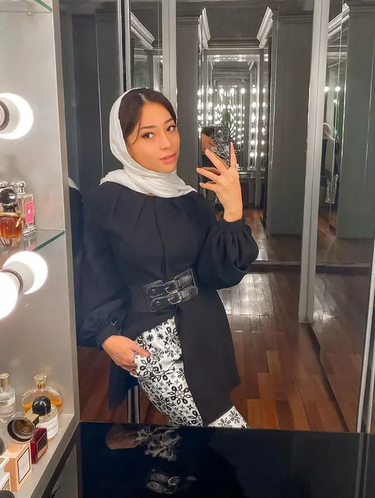 Melalui akun Instagram pribadinya, ia pun mengaku cukup santai menjalani proses belajar. Tak sedikit pula netizen yang turut memberikan semangat dan dukungan. (Liputan6.com/IG/@nikitawillyofficial94)