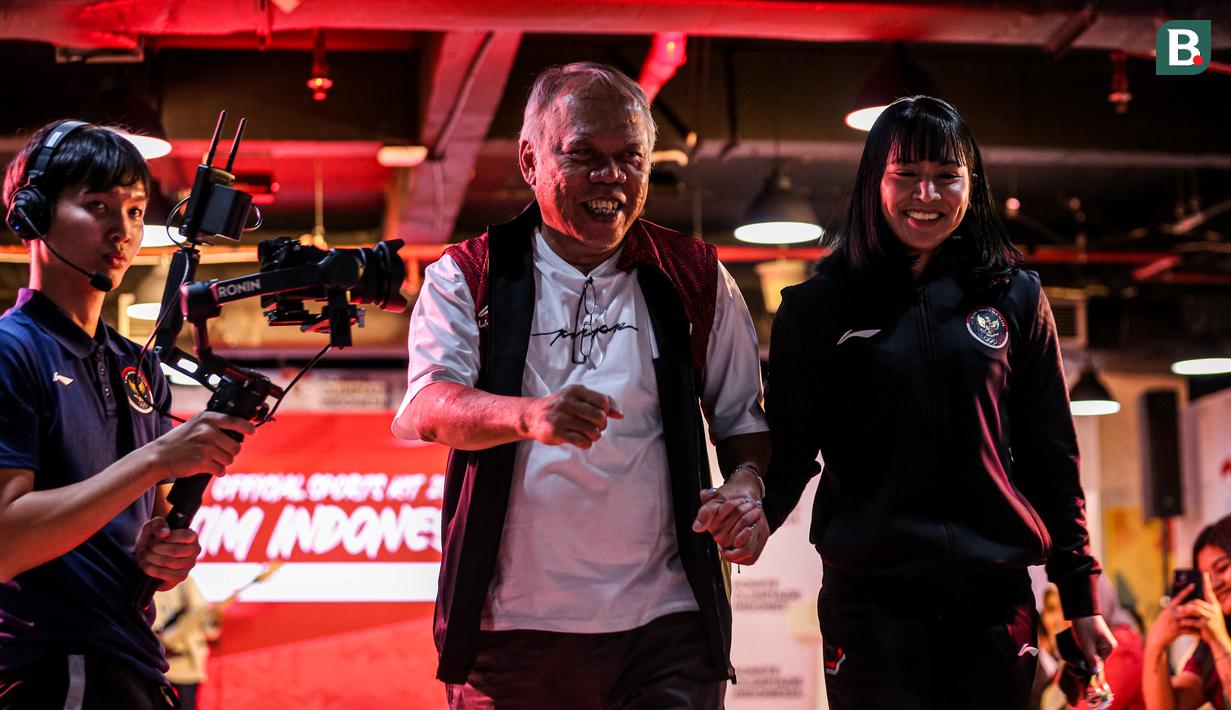 Perenang Indonesia, Angel Gabriella Yus (kanan) menggandeng CdM Tim Indonesia di Asian Games 2022, Basuki Hadimuljono saat memamerkan jersey baru Tim Indonesia untuk Asian Games 2022 Hangzhou di Kantor NOC Indonesia Lantai 16, Gedung FX Senayan, Jakarta, Sabtu (09/09/2023). (Bola.com/Bagaskara Lazuardi)