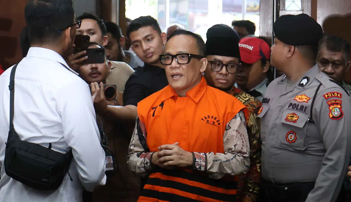 Mantan Wakil Menteri Ketenagakerjaan (Wamenaker), Immanuel Ebenezer Gerungan alias Noel, saat tiba untuk mengikuti sidang pembacaan tuntutan dari Jaksa Penuntut Umum (JPU) atas kasus dugaan pemerasan dan penerimaan gratifikasi terkait pengurusan sertifikasi Keselamatan dan Kesehatan Kerja (K3) di lingkungan kementerian Ketenagakerjaan di Pengadilan Tindak Pidana Korupsi, Jakarta, Senin (18/5/2026). (Kapanlagi.com/Budy Santoso)