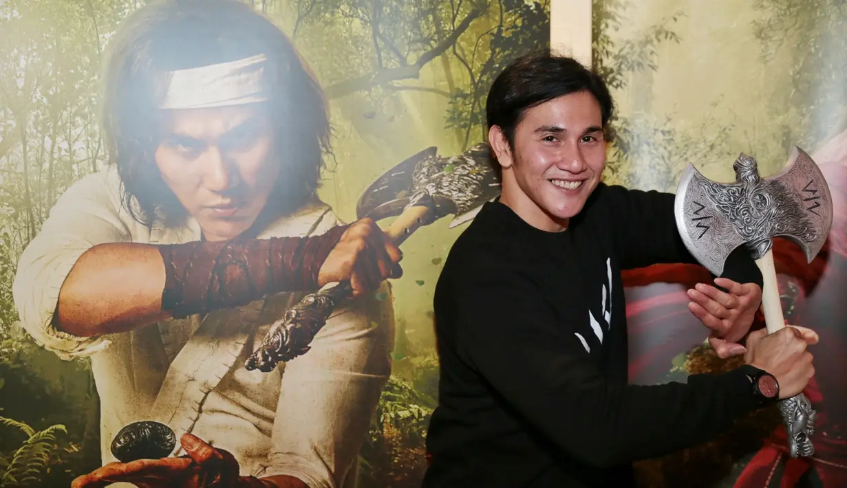 Pemeran Vino G Bastian sempat menolak ketika dipercaya memerankan tokoh Si Pendekar Kapak Maut Naga Geni 212 dalam film Wiro Sableng 212. (Adrian Putra/Bintang.com)