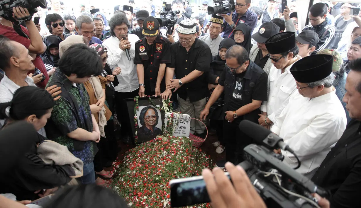 Tokoh atau budayawan Emha Ainun Najib menyampaikan ucapan dukacita saat pemakaman Vokalis grup band legendaris Koes Plus, Yon Koeswoyo di TPU Tanah Kusir, Jakarta Selatan, Sabtu (6/1). (Liputan6.com/Arya Manggala)