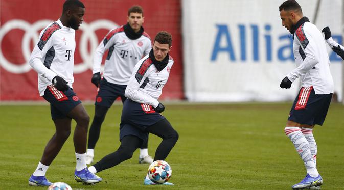 Bek Bayern Munchen Dayot Upamecano (kiri) dan Benjamin Pavard (tengah) ambil bagian dalam sesi latihan di Munich, 15 Februari 2022. Bayern Munchen akan melakoni laga tandang melawan RB Salzburg dalam leg pertama 16 besar Liga Champions, Kamis (17/2) dini hari WIB. (MICHAELA REHLE / AFP)