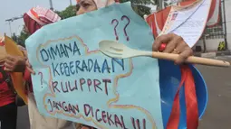 Dalam aksinya mereka menuntut kepada Ketua DPR RI Puan Maharani untuk segera mengesahkan RUU Perlindungan Pekerja Rumah Tangga (RUU PPRT). (merdeka.com/Imam Buhori)