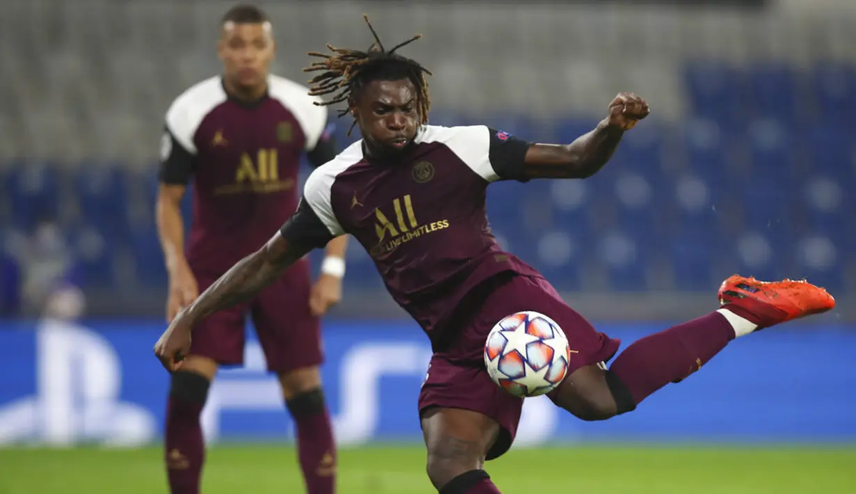 Pemain Paris Saint Germain (PSG), Layvin Kurzawa, berebut bola dengan pemain Istanbul Basaksehir, Irfan Can Kahveci, pada laga Liga Champions di Stadion Basaksehir Fatih Terim, Kamis (29/10/2020). PSG menang dengan skor 2-0. (Burak Kara/Pool via AP)