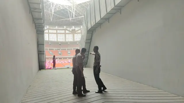 Pengamanan ketat dilakukan saat Penjabat (Pj) Gubernur DKI Jakarta Heru Budi Hartono bersama Menteri BUMN RI Erick Thohir beserta Menteri PUPR RI Basuki Hadimuljoyo meninjau Jakarta Internasional Stadium (JIS), Jakarta Utara, Selasa (4/7/2023).