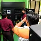 Dirtipikor Bareskrim Polri bersama tim ahli lakukan pemeriksaan UPS di SMAN 57, Jakarta, Sabtu (13/6/2015).  Pemeriksaan bertujuan sebagai untuk melengkapi berkas penyelidikan kasus pengadaan UPS yang terjadi di DKI Jakarta. (Liputan6.com/Yoppy Renato)