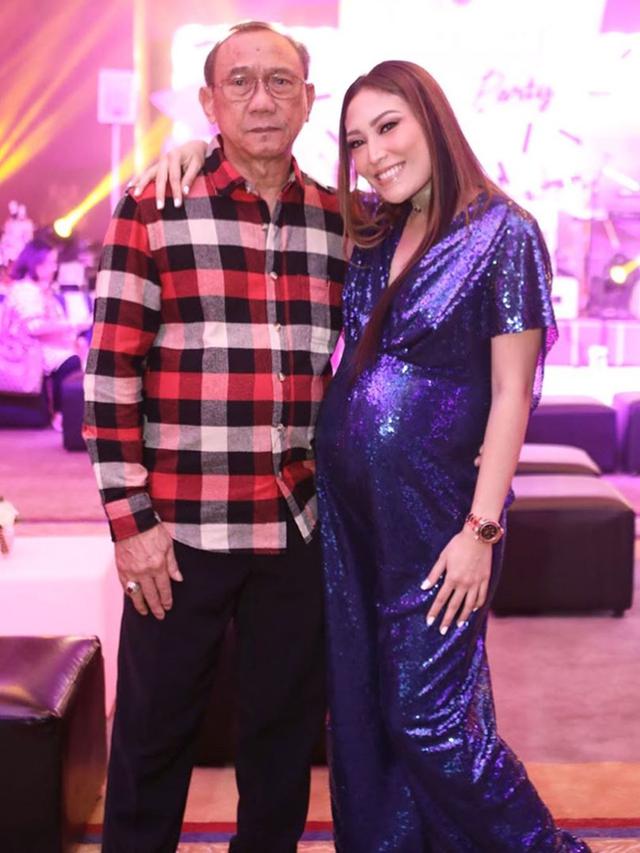 6 Potret Kedekatan Ayu Dewi dan Ayahnya yang Jarang Terekspos