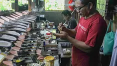 Aktivitas pekerja saat menyelesaikan pembuatan sandal wanita di pabrik rumahan Pesan Sepatu Indonesia, Setu, Tangerang Selatan, Banten, Jumat (7/11/2025). Industri alas kaki nasional Indonesia menunjukkan kinerja yang positif dan kian menggeliat di tengah pemulihan ekonomi. (merdeka.com/Arie Basuki)