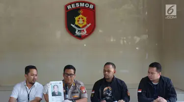 Kabid Humas Polda Metro Jaya Kombes Argo Yuwono (kedua kiri) menunjukkan foto tersangka kasus pencurian kendaraan bermotor di Polda Metro Jaya, Jakarta, Kamis (4/7). Polisi menembak mati salah seorang tersangka. (Liputan6.com/Immanuel Antonius)